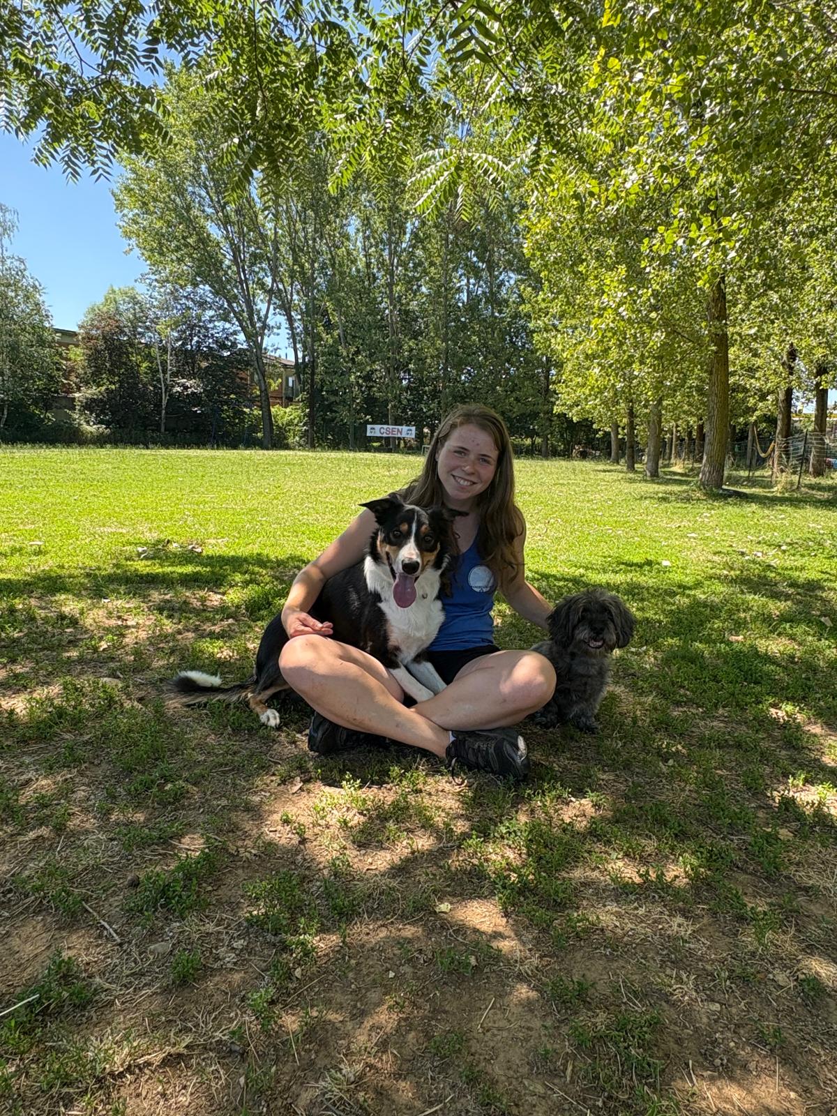 Annalisa Bravetti con i suoi cani al centro cinofilo DOG HOUSE