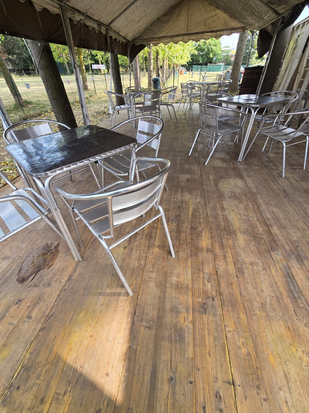 Area relax all'aperto con tavoli e gazebo per i proprietari