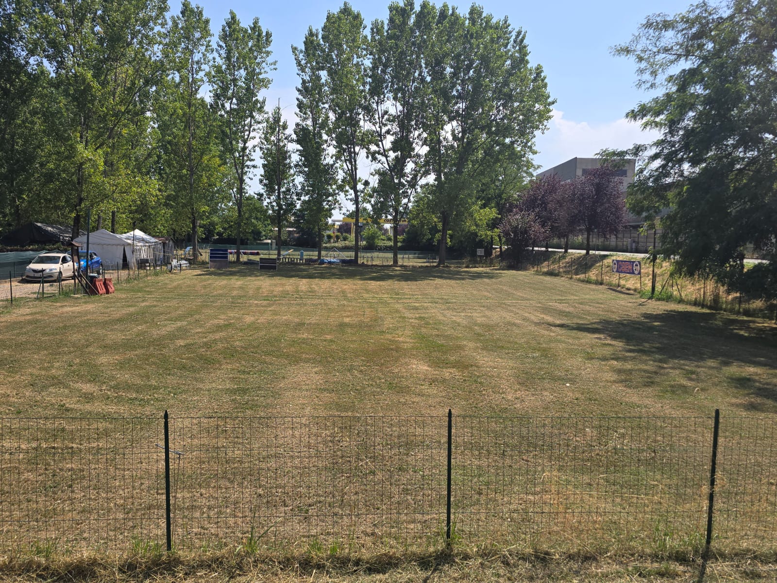 Veduta panoramica dei campi di lavoro del centro cinofilo