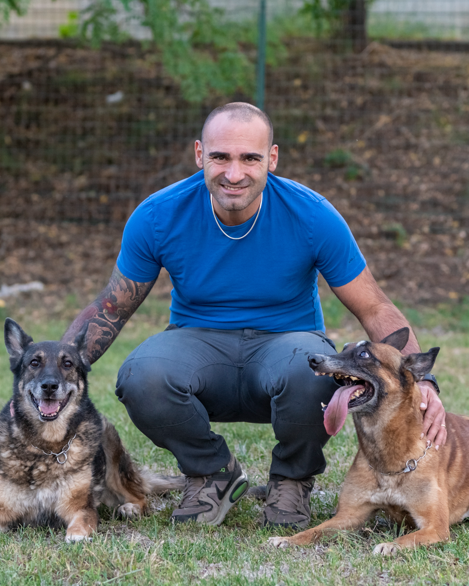 Leonardo Cicogna con i suoi cani al centro cinofilo DOG HOUSE