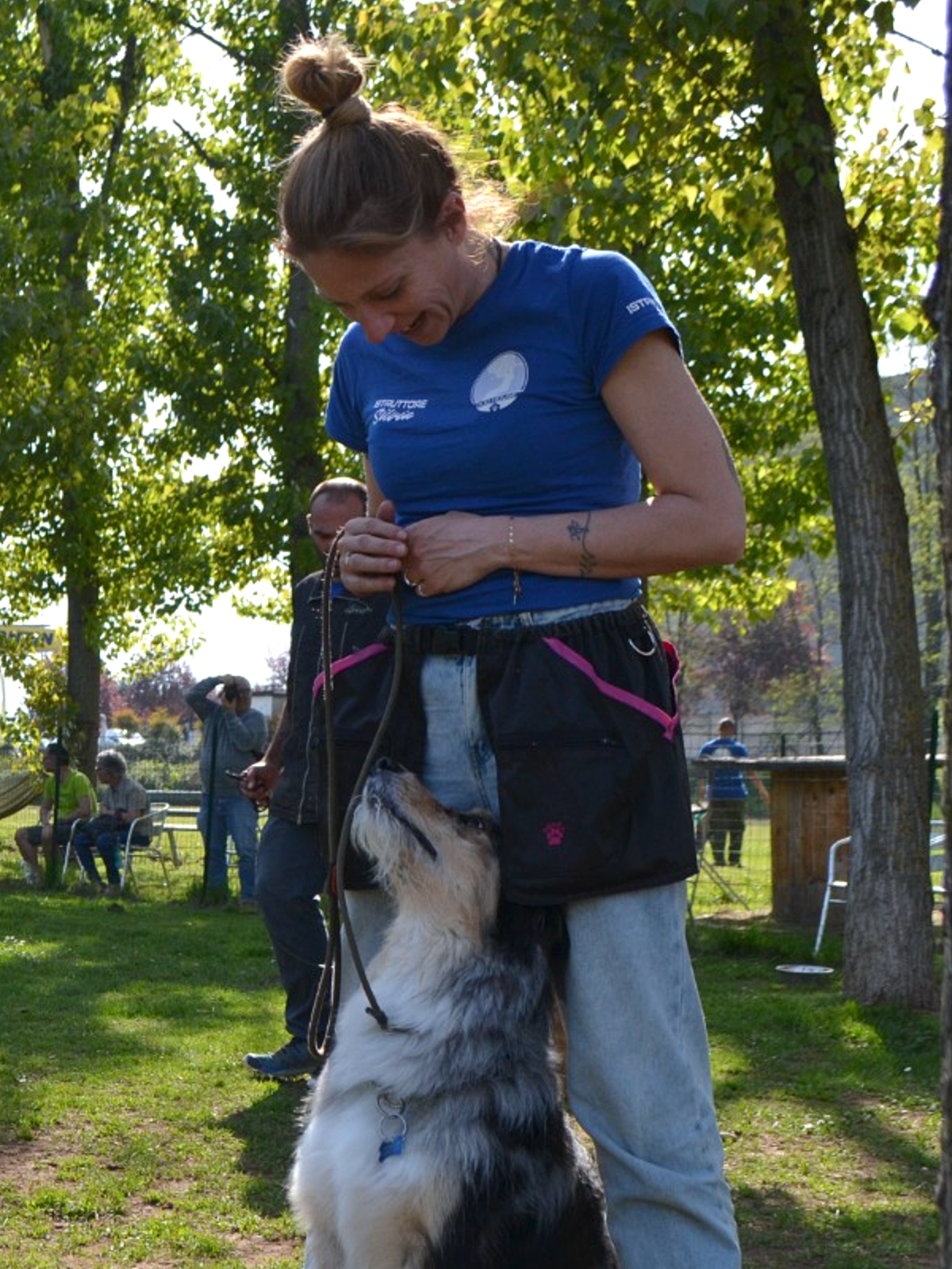 Silvia Braga con il suo cane durante una sessione di lavoro