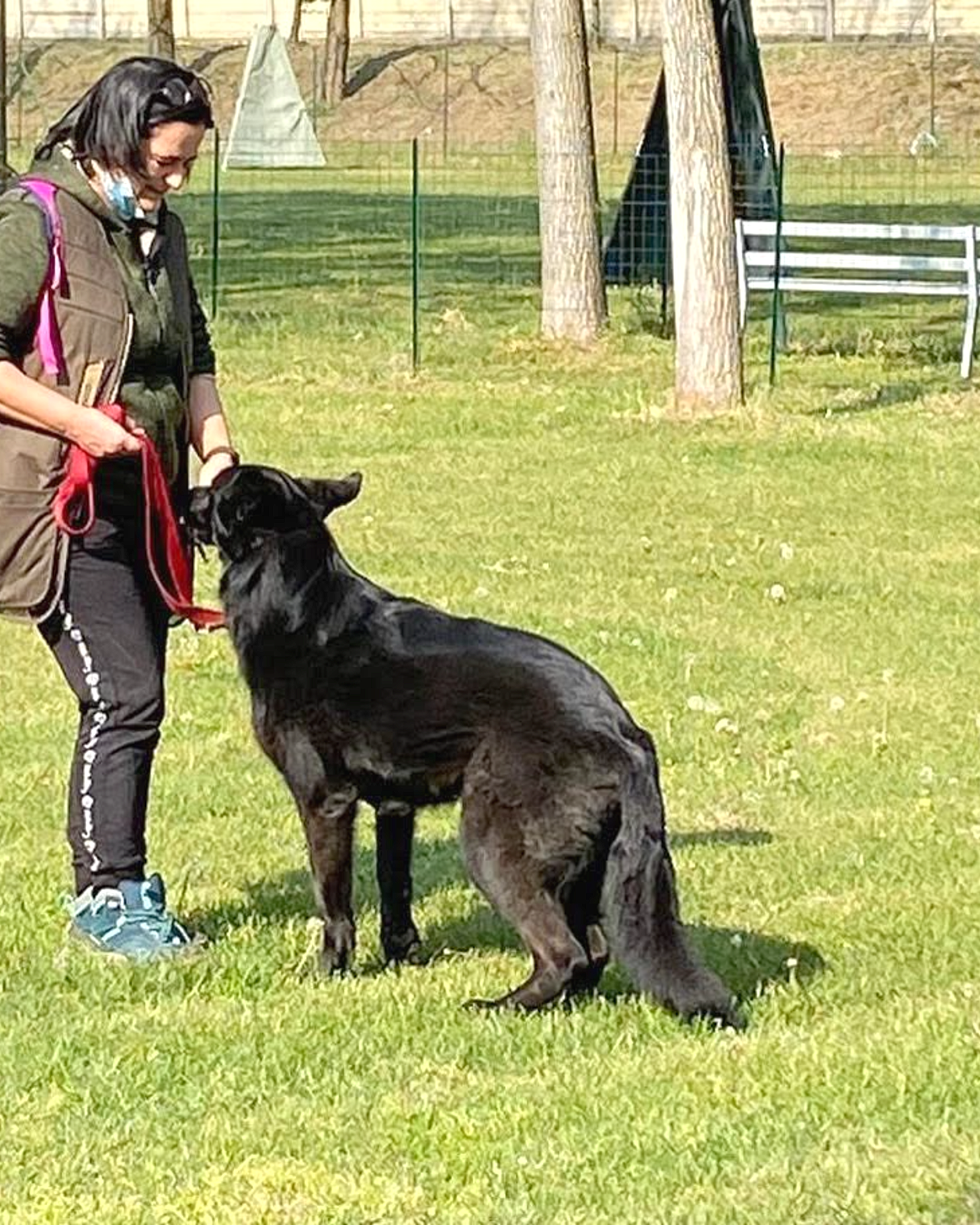 Valeria e Aky — momento di complicità durante l'educazione di base